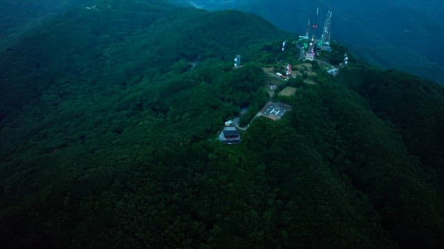 통신탑이 있는 산의 저녁 풍경