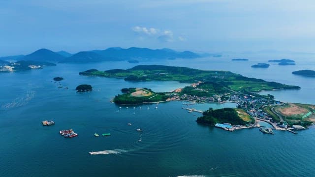 항구 도시와 근처 바다 위에 떠 있는 보트와 섬