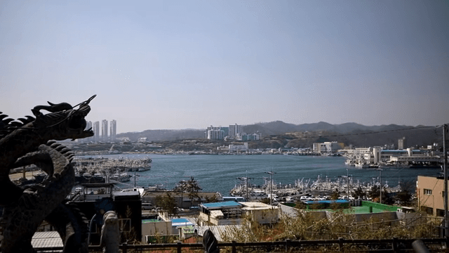 용 조각상이 있는 해안 도시