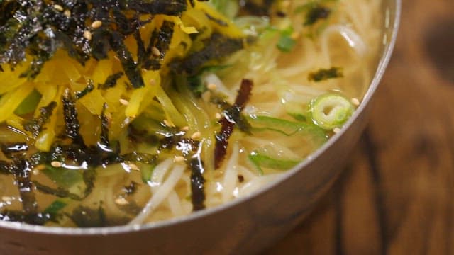 고명과 함께 담긴 먹음직스러운 냉우동