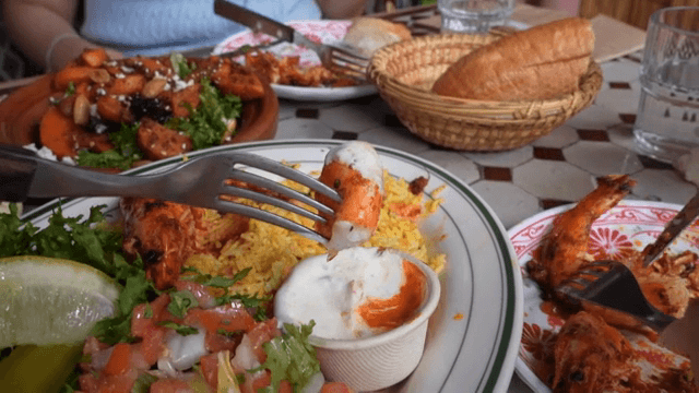 식탁 위 다양한 요리들