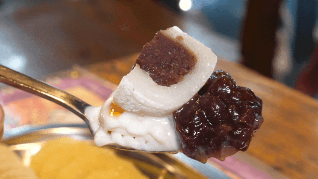 찹쌀떡과 함께 빙수 한 숟가락