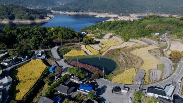 계단식 논과 시골 마을의 경치