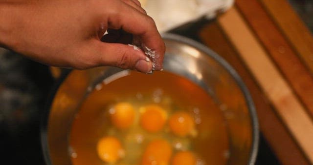 달걀 푼 그릇에 소금 첨가