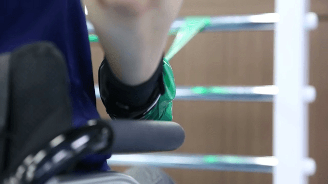 저항 밴드로 운동하는 사람