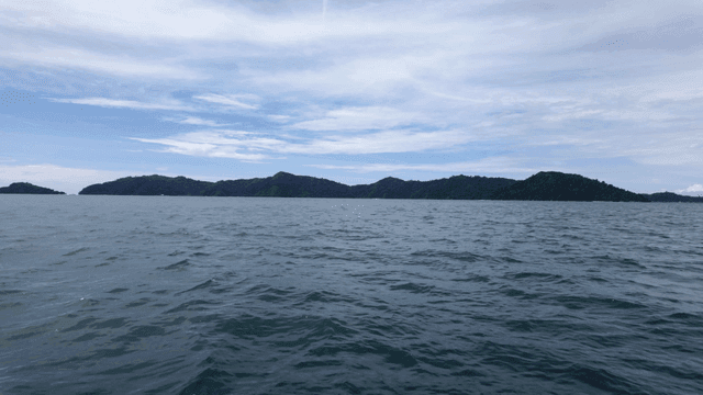 멀리 섬이 보이는 잔잔한 바다