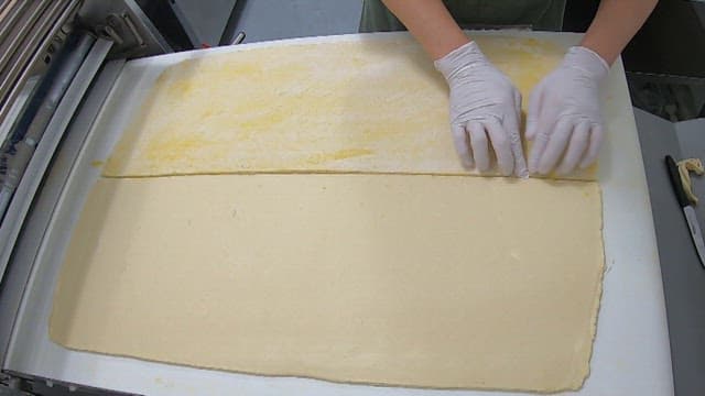 주방 테이블에서 만들어지는 페이스트리 반죽