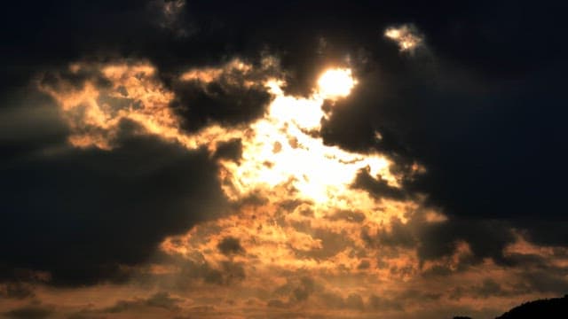 어두운 구름 사이로 비치는 햇빛