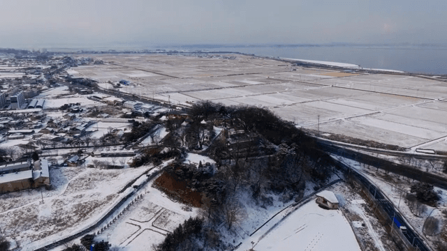 눈 덮인 들판과 시골 풍경