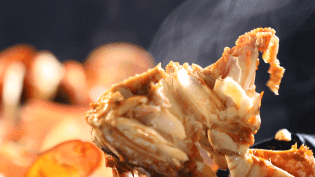 Yellow crab stew to tear apart with your hands