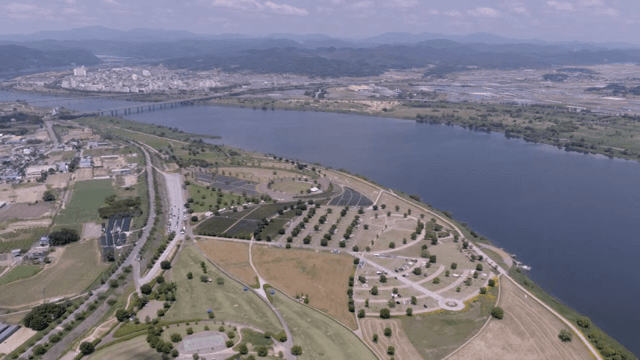 강과 주변 풍경의 항공 뷰