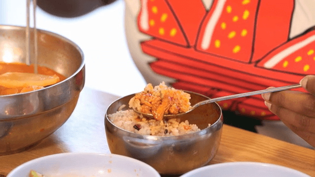 김치찌개와 함께 먹는 한국 밥