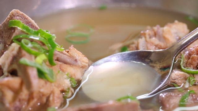 파가 들어간 한국식 소고기 뼈국 한 숟가락