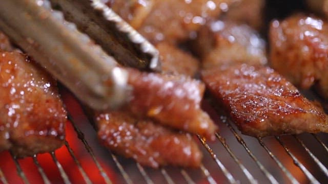 그릴에서 지글거리는 돼지 갈비