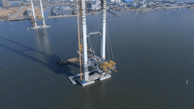 넓은 바다 위의 다리 건설