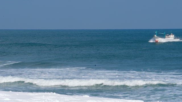 맑은 날 파란 바다를 가로지르는 보트