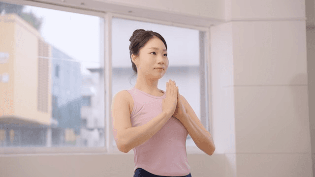 실내에서 요가를 연습하는 여성