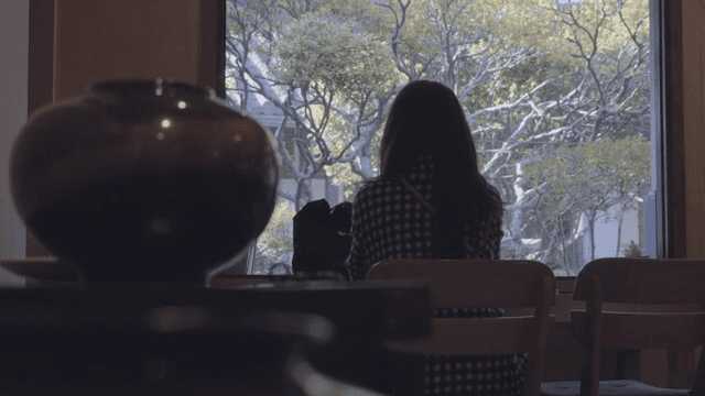 창가에 앉아 있는 여성