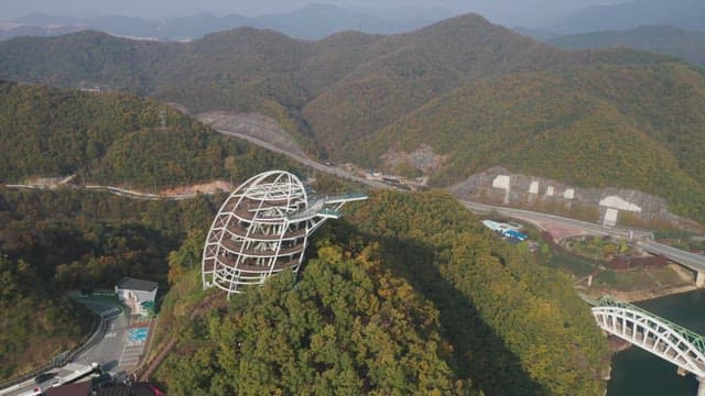 웅장하게 펼쳐진 푸른 산과 스카이워크