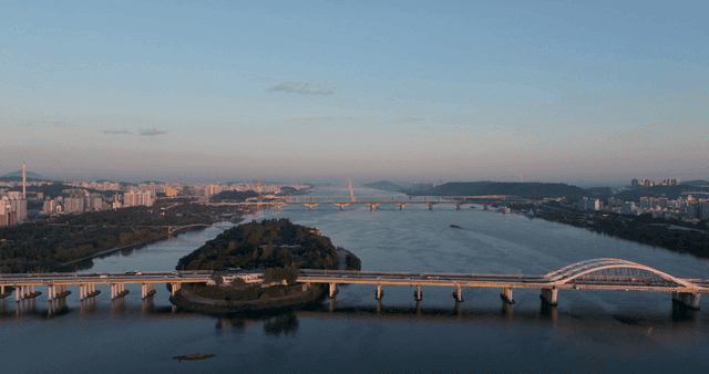 다리와 함께 도시를 흐르는 강