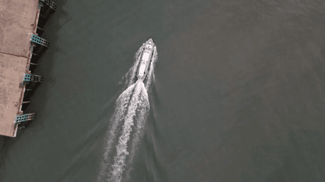 부두 근처를 항해하는 배