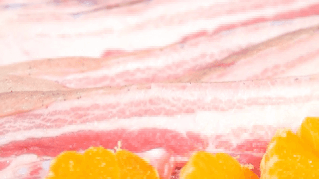 오렌지가 있는 신선한 삼겹살