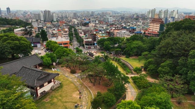 전통 한옥이 함께 있는 도시 풍경