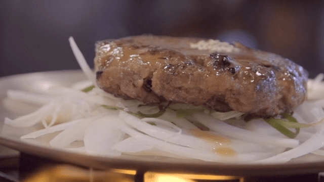 불판 위에 놓인 양파와 떡갈비