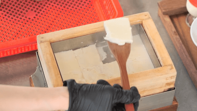 찜기에서 두부를 준비하는 사람