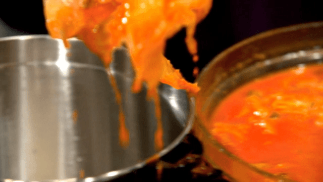 냄비에 국자로 퍼 넣는 김치