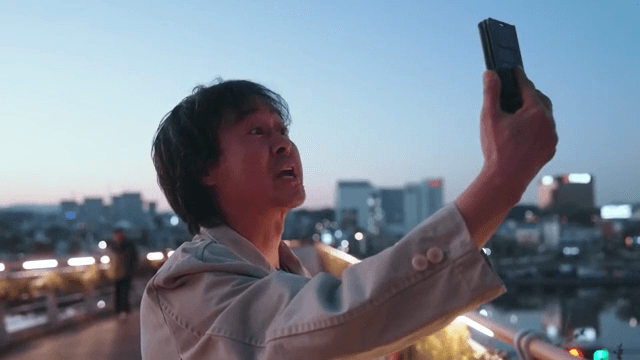 야외에서 영상통화를 하는 남성