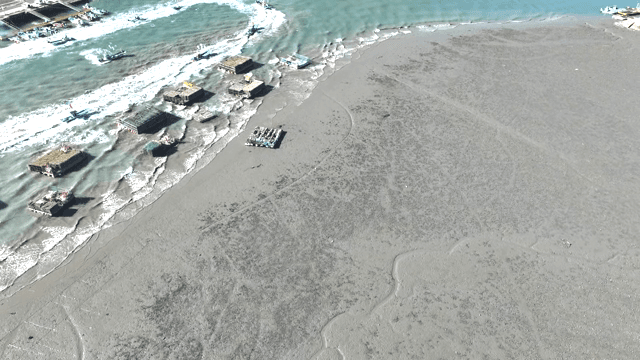 보트와 갯벌이 있는 해안 마을