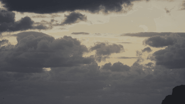 어두운 구름이 있는 황혼의 하늘