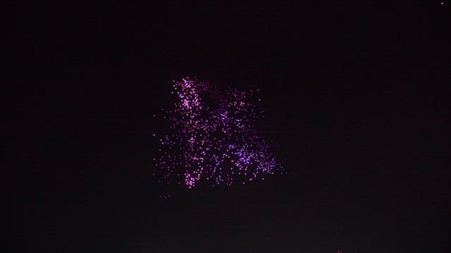 밤하늘의 화려한 드론 라이트 쇼