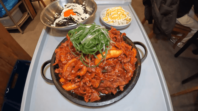 Spicy crunchy braised pork ribs with side dishes