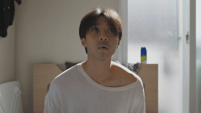 햇빛이 든 방에 앉아 있는 피곤한 남자