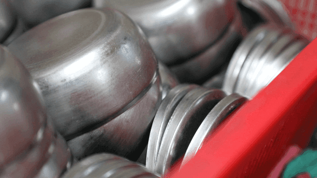 주방에 쌓인 스테인리스 그릇