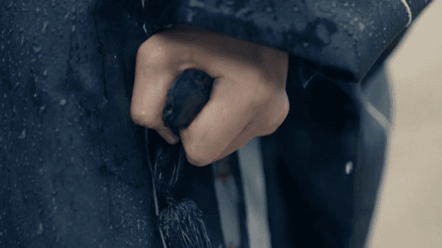 비를 맞으며 주먹을 꽉 쥐는 손