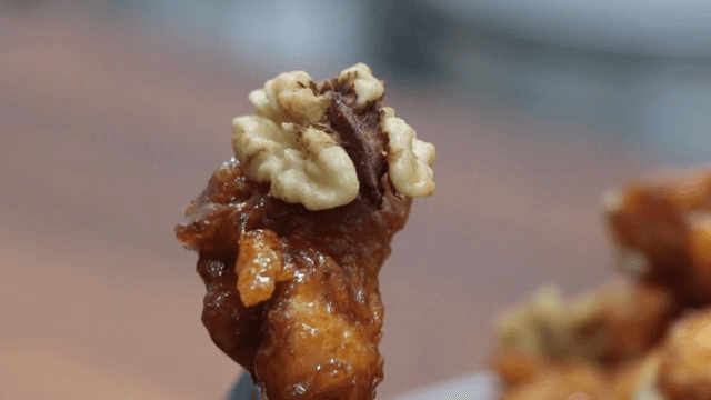 호두를 곁들인 닭강정