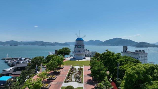 풍차가 있는 해안 경치