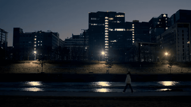 건물과 강이 있는 도시의 야경