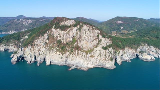 바다에 우뚝 솟은 장엄한 해안의 기암절벽