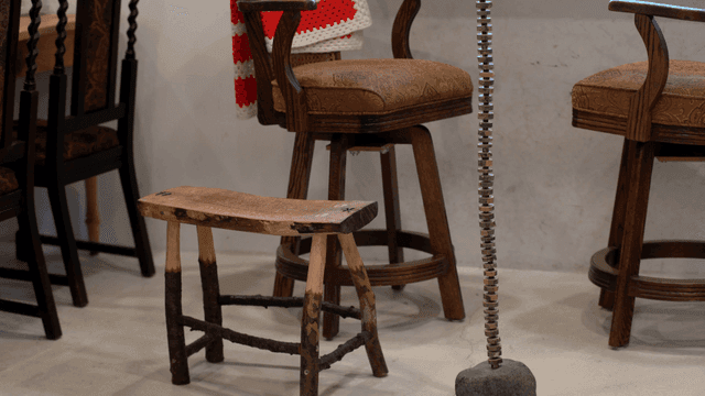 아늑한 방의 나무 의자와 스툴