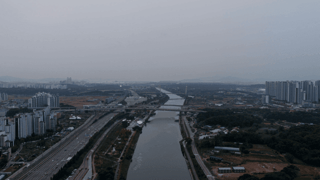 고속도로와 도시 풍경 사이 강