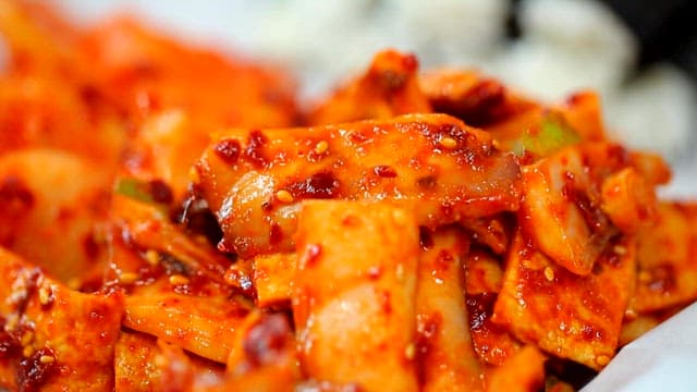 하얀 접시에 올라가있는 충무김밥