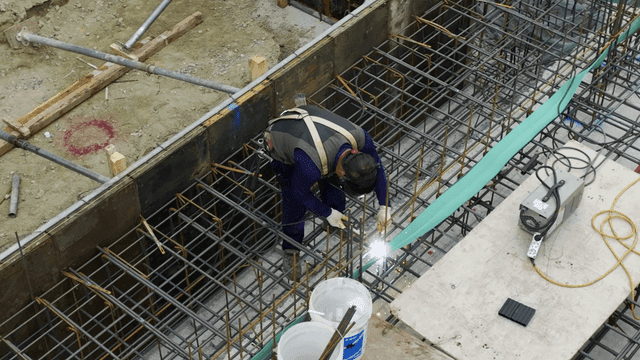 철근을 용접하는 건설 작업자