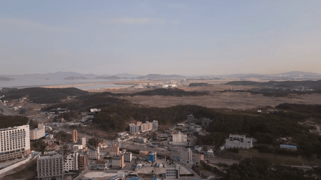 언덕으로 둘러싸인 해안 마을