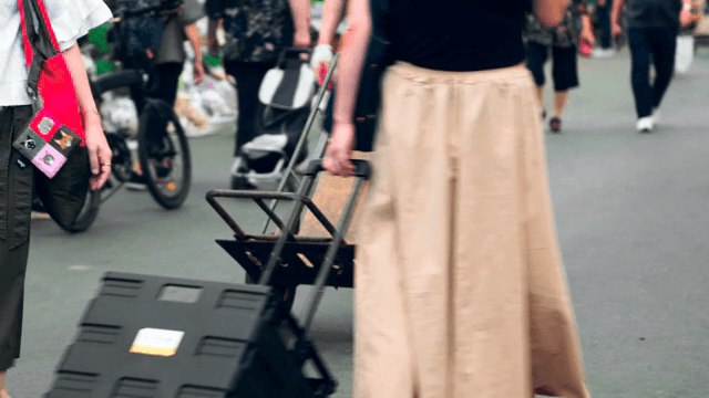 야외 시장 거리를 지나가는 사람들