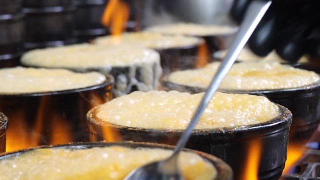 식당 주방에서 보글보글 끓고 있는 뚝배기 요리