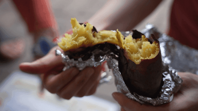 군고구마를 반으로 쪼개는 손